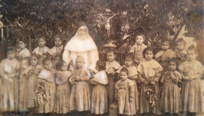 Huérfanos con Elmina